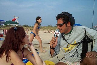 Una ragazza intervistata sulla spiaggia
